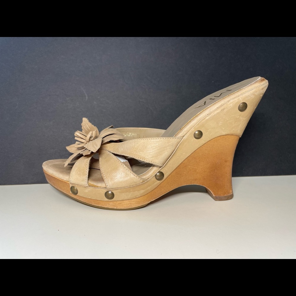 MIA Sz 9 Taupe/ Ecru Leather Strappy Flower Slide/Mule Platform Sandal